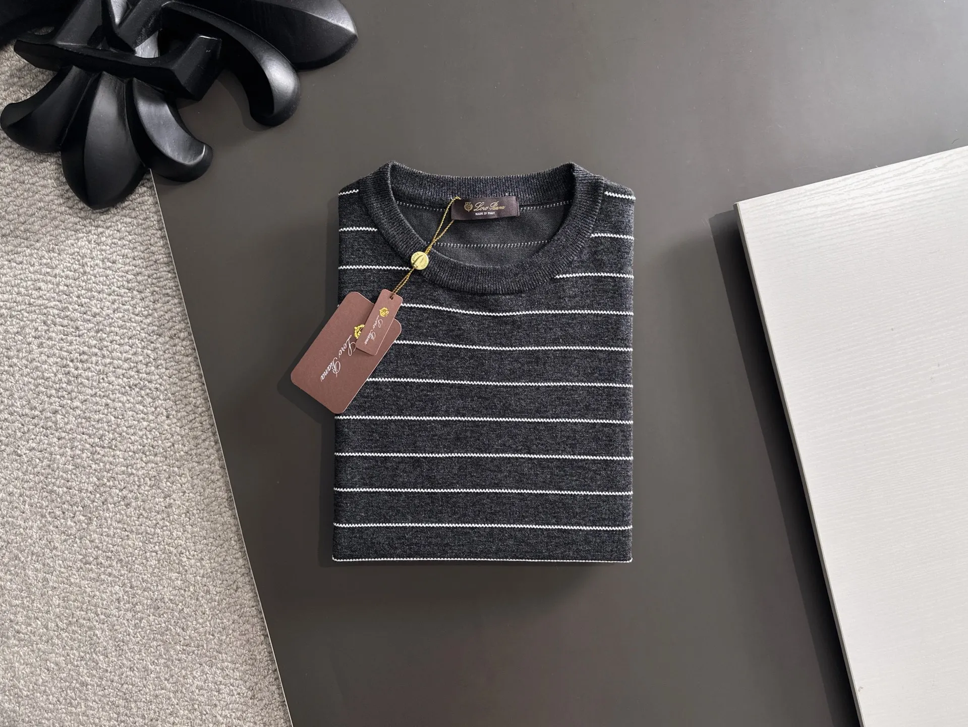 Next day shipment LP high quality Loro Piana 26ss New Arrival men's short-sleeved T-shirt Made of combed cotton yarn knitted cotton fabric, no pressure when entering and exiting the counter Exclusive control of raw materials It feels substantial when weighed, and the upper body is more textured than ordinary T-shirts. This texture can cope with the weather easily and is suitable for both hot and cold! Loose fit design, looks noble. The only correct version is available Size: M to XXXL